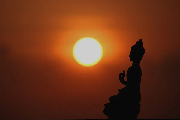 Статуя Будды на закате Лицензионные Стоковые Фото