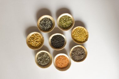 Beyaz arka plan üzerinde izole bakliyat koleksiyonu