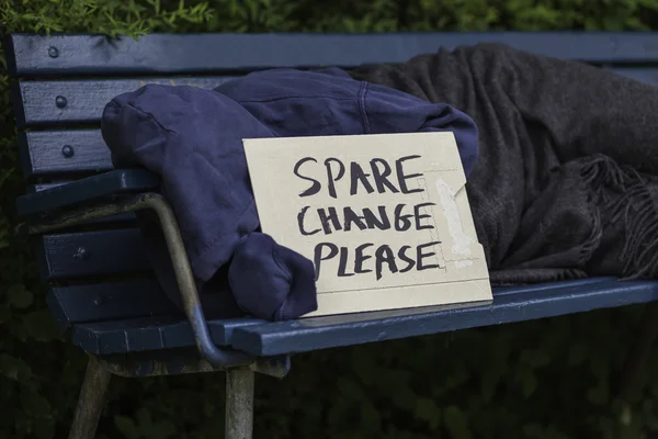 Homeless man on park bench — Stock Photo, Image