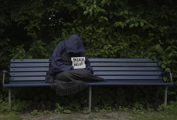 Sans-abri sur le banc du parc — Photo