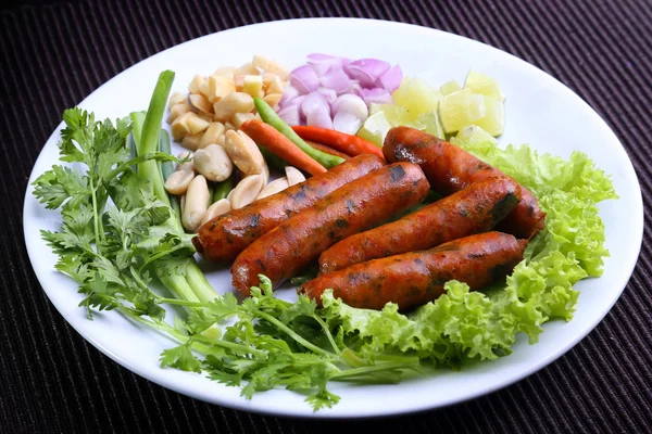 Oblíbené thajské kuchyni severní nazývá "Sai Aua" - grilované severní thajské pikantní klobása. — Stock fotografie