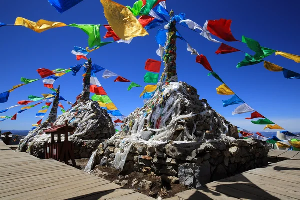 Bandiere di preghiera buddista tibetana sulla montagna di Shangri-La, Cina — Foto Stock