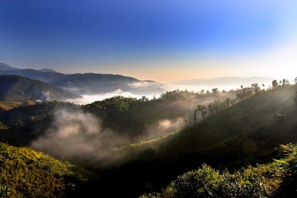 Paisaje de montaña con niebla y cielo azul por la mañana, Chiang M — Foto de Stock