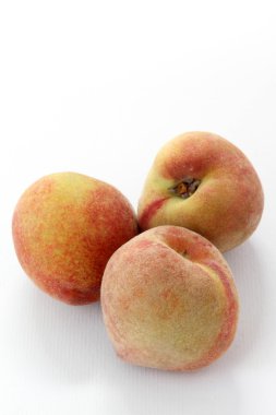 Grup RIPE peaches beyaz zemin üzerine izole meyve kesme