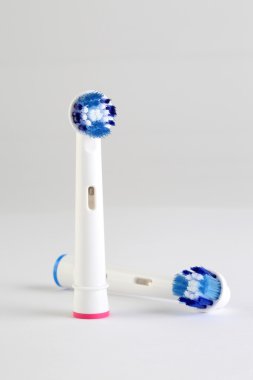Elektrikli diş fırçaları izole üzerinde beyaz arka plan baş