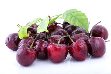 Beyaz arka plan üzerinde izole organik tatlı kiraz