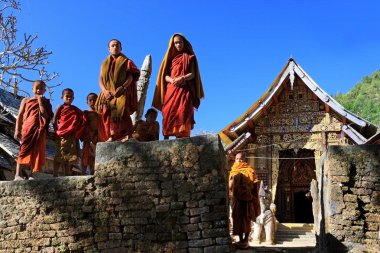 Kengtung, Shan devlet, Myanmar - 1 Ocak 2011: küçük keşiş sta