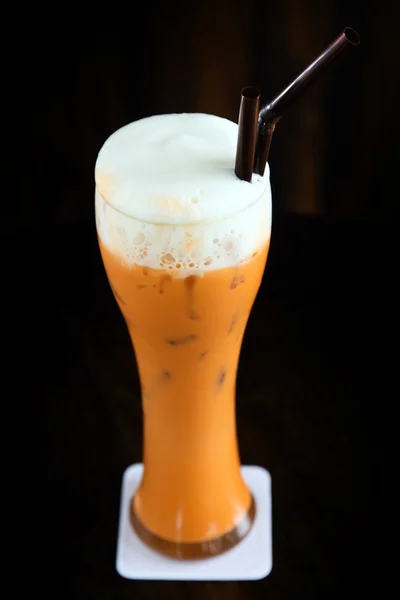 Tailandese stile tè freddo latte su sfondo nero — Foto Stock