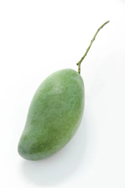 Groene mango geïsoleerd op een witte achtergrond — Stockfoto