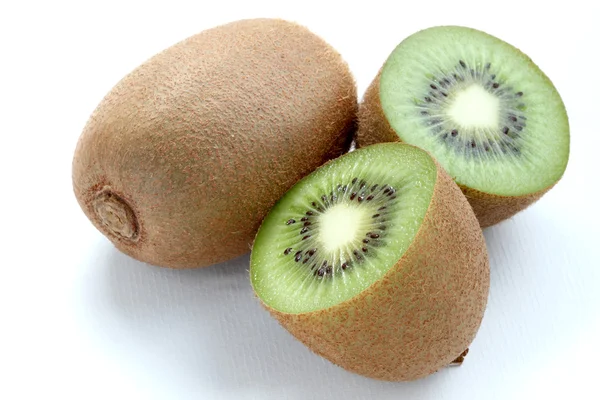 kivi beyaz zemin üzerine izole makro