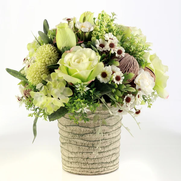 Beyaz arkaplanda yapay çiçekler izole edildi