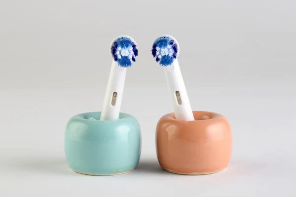 Elektrikli diş fırçaları izole üzerinde beyaz arka plan baş
