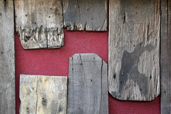 Vieux bois sur mur rouge - texture de fond — Photo