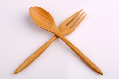Ahşap çatal ve tahta kaşık Teak beyaz arkasında izole tarafından yapılan