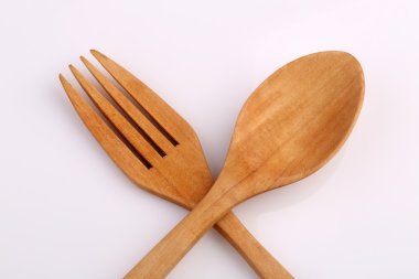 Ahşap çatal ve tahta kaşık Teak beyaz arkasında izole tarafından yapılan