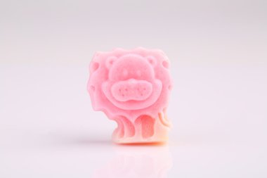 Beyaz arka plan üzerinde izole pembe çizgi film sabun