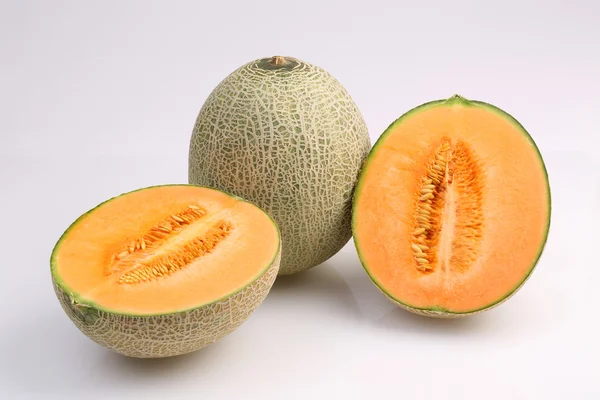 Biologische Cantaloupe meloen fruit geïsoleerd op witte achtergrond — Stockfoto