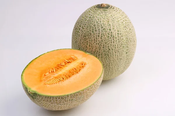 Cantaloupe orgânico melão isolado sobre fundo branco — Fotografia de Stock