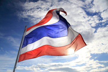 Güzel mavi gökyüzü ve gün ışığı ile rüzgarda sallayarak Tayland bayrağı
