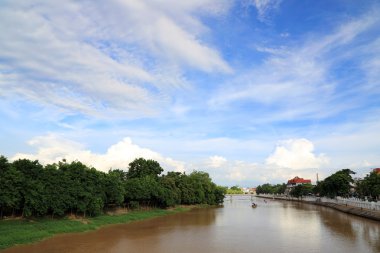 Manzara mavi gökyüzü, Chiang Mai, Tayland ile Ping Nehri'nin