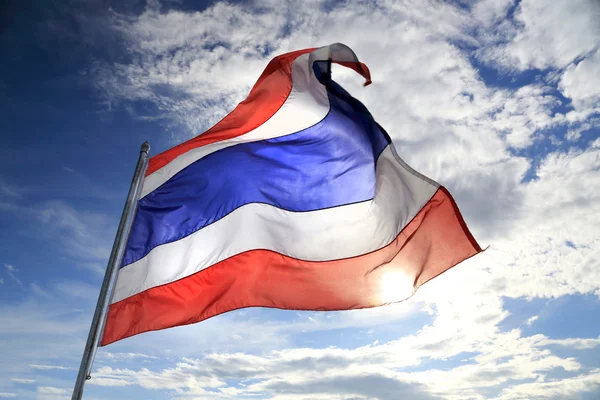 Bandera de Tailandia ondeando en el viento con hermoso cielo azul y la luz del sol — Foto de Stock