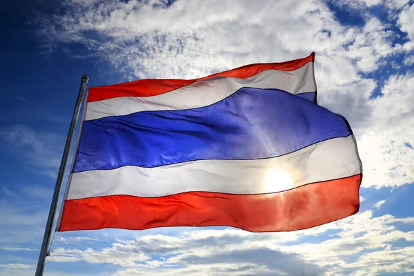 Bandeira da Tailândia acenando ao vento com belo céu azul e luz solar — Fotografia de Stock