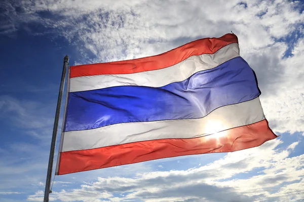 Güzel mavi gökyüzü ve gün ışığı ile rüzgarda sallayarak Tayland bayrağı