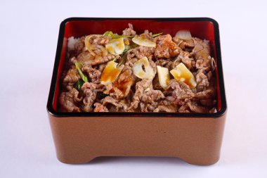 Gyudon - beyaz arka plan üzerinde heyecan Japon Dana sweet ile pirinç üzerine sos izole Japon sığır eti kase