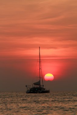 Silhouette balıkçı teknesi ve Phuket, Thail güzel gün batımı