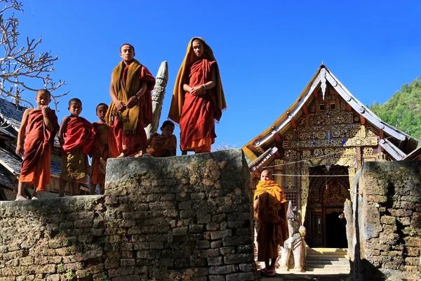 Kengtung, szan, Myanmar - 1 stycznia 2011: mały mnich stać na ścianie świątyni Złotego w Kengtung, szan, Myanmar na nowy rok 1 stycznia 2011 — Zdjęcie stockowe