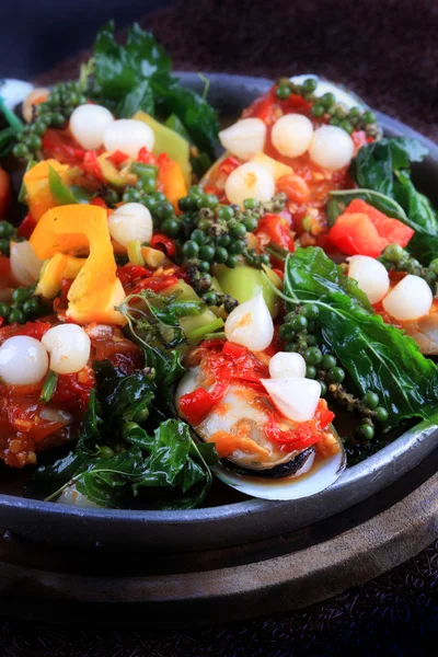 Baharatlı Yeni Zelanda midye ile kızarmış fesleğen, taze yeşil Peppercorns sıcak, Tay tarzında tabakta