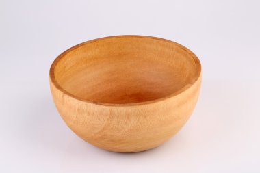 Tahta kase beyaz arka planda izole edilmiş.