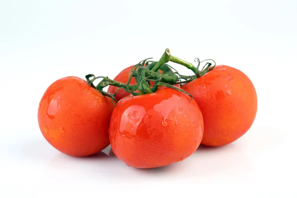 Beyaz arka plan üzerinde izole serin taze domates