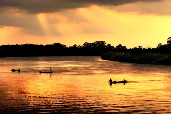 Local fishing boat in dusk with twilight at Chao Phraya River, T — 스톡 사진