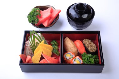 Suşi kümesinde beyaz izole ahşap Bento (Japon beslenme çantası) 