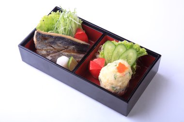 Saba shio yaki (Saba tuz ile ızgara) patates ile Bento dizi