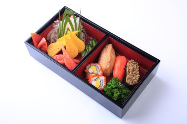 Suşi kümesinde beyaz izole ahşap Bento (Japon beslenme çantası) 