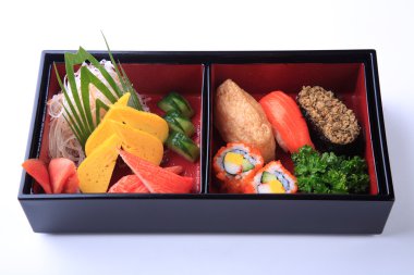 Suşi kümesinde beyaz izole ahşap Bento (Japon beslenme çantası) 