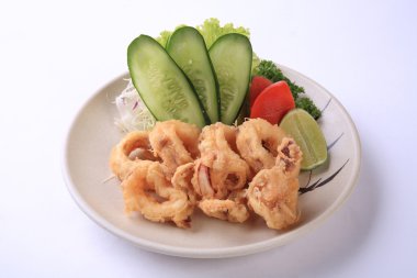 Ika yüzük, derin yağda kızartılmış Japon çanak w izole dilimlenmiş kalamar