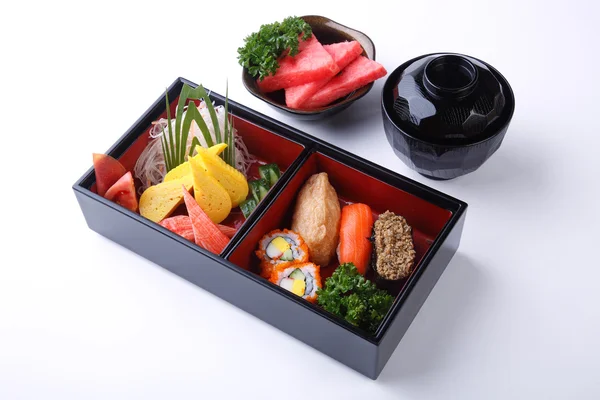 Suşi kümesinde beyaz izole ahşap Bento (Japon beslenme çantası) 