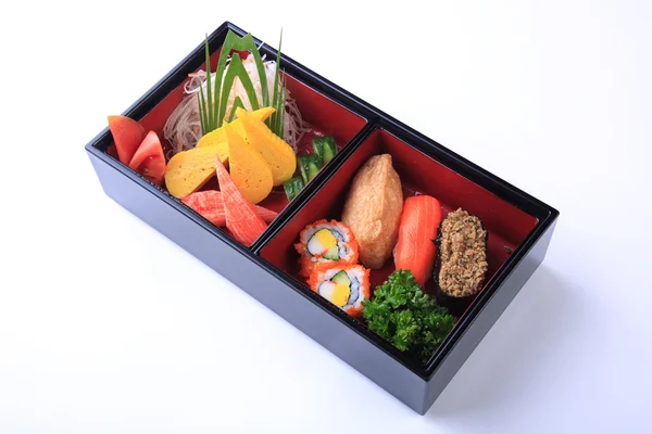 Sushi-Set in Holzbank (japanische Lunchbox) isoliert auf weiß — Stockfoto