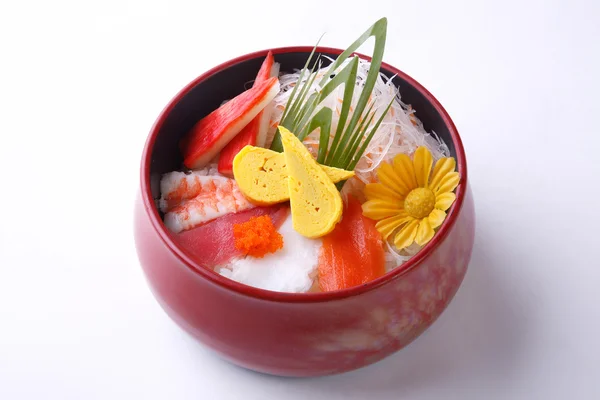 Ahşap kase beyaz arka plan üzerinde izole Chirashi Don. Japonca