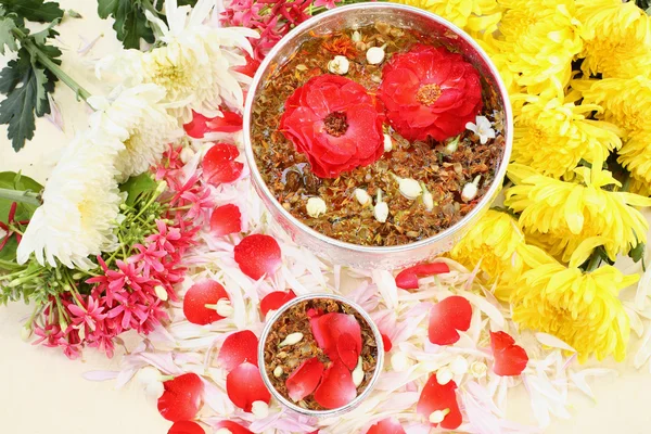 Pod su (akasya concinna) sabun gümüş kase ile pek çok çiçek, t