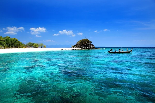 Пейзаж Андаманского моря с морским побережьем и голубым небом на острове Липе Стоковое Фото