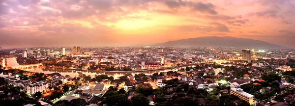 Vista aérea del río Ping a través de la ciudad de Chiang Mai con hermosa —  Fotos de Stock