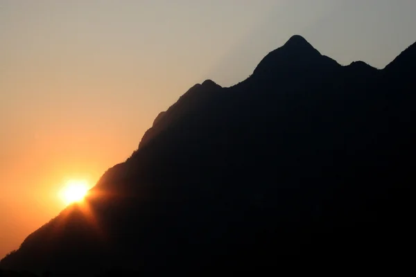 Sziluettjét a nagy hegy és a naplementét és a twilight, Chiang Mai, Stock Kép