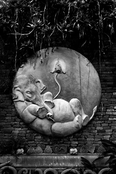 Ganesha oyma çimento tuğla duvar. Siyah ve beyaz
