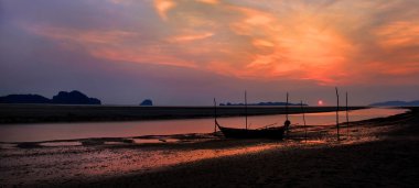 Güzel Sunset ve Lipe adada denizde yerel balıkçı tekneleri ,
