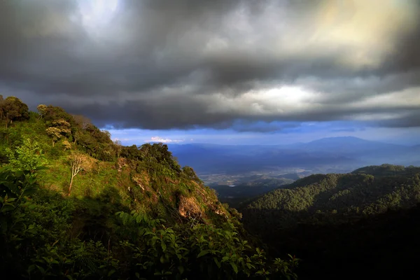 Increíble nimbo con lluvia sobre la montaña selva tropical, Chiang Mai, T — Foto de Stock