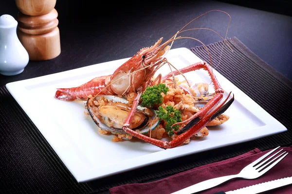 Deniz ürünleri Risotto beyaz tabakta, pirinç popüler Uluslararası Gıda